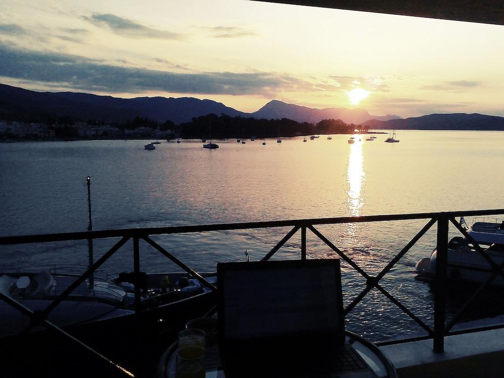 The Manessi City Boutique Hotel Poros Town エクステリア 写真
