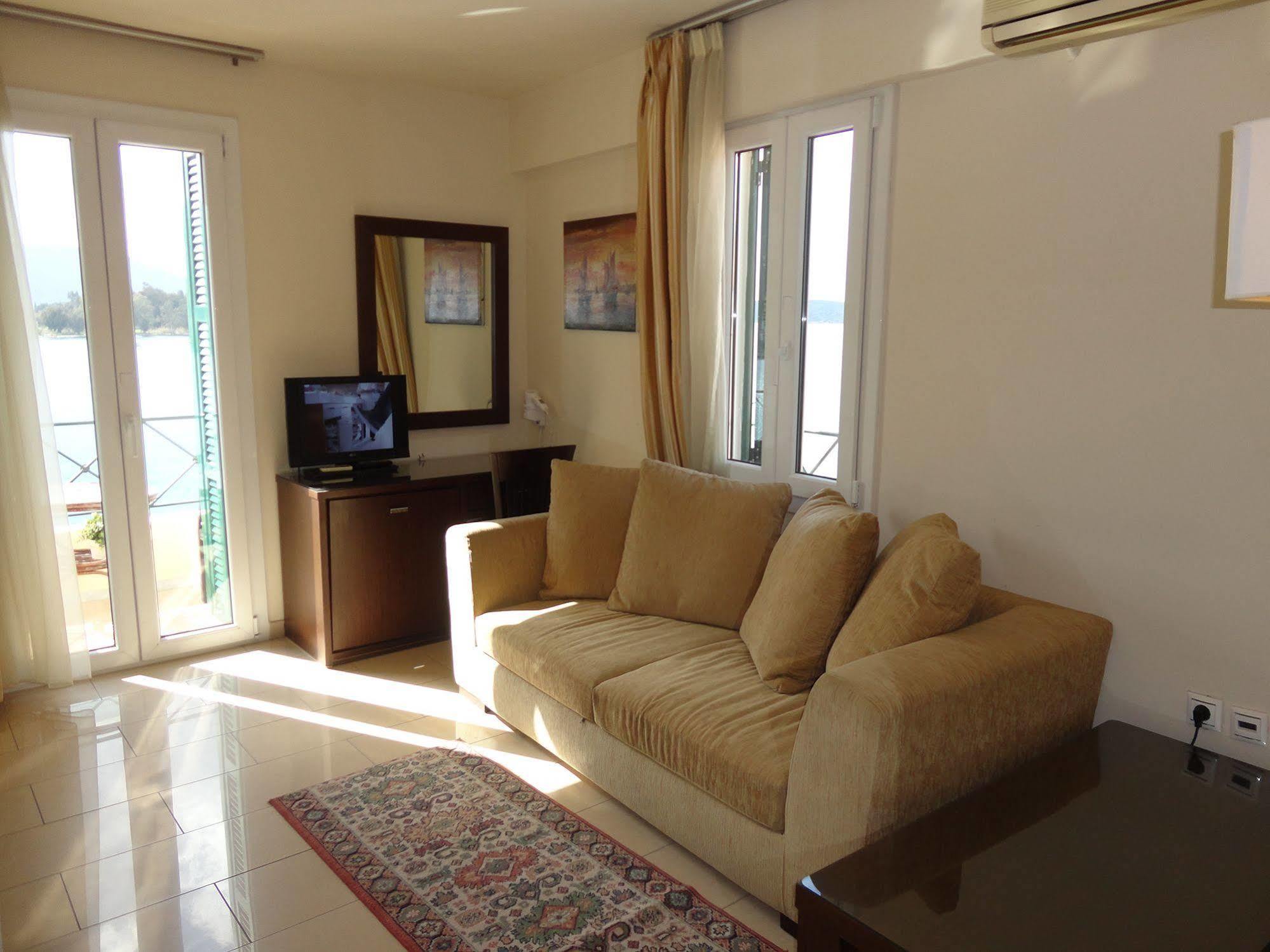 The Manessi City Boutique Hotel Poros Town エクステリア 写真