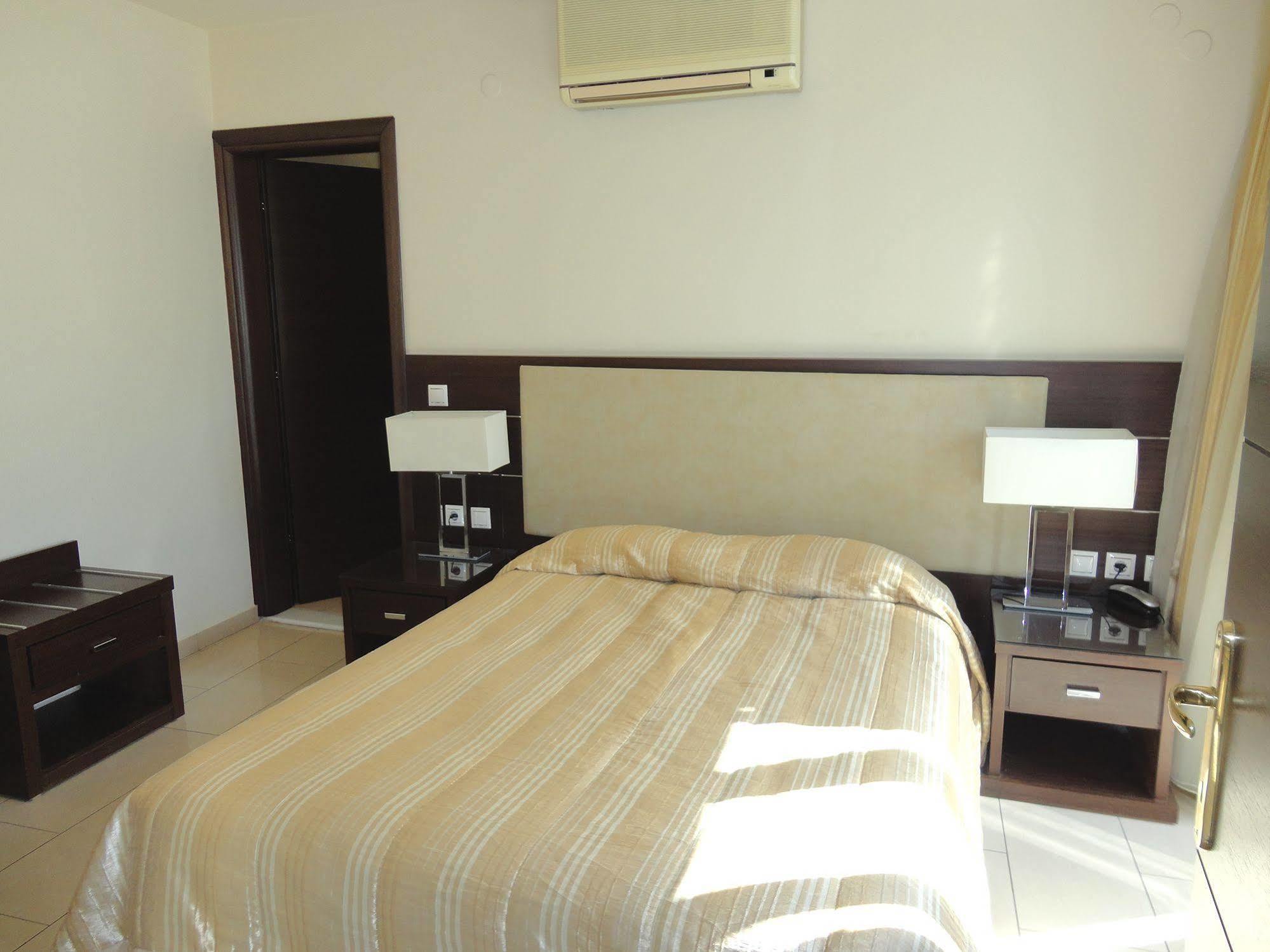 The Manessi City Boutique Hotel Poros Town エクステリア 写真